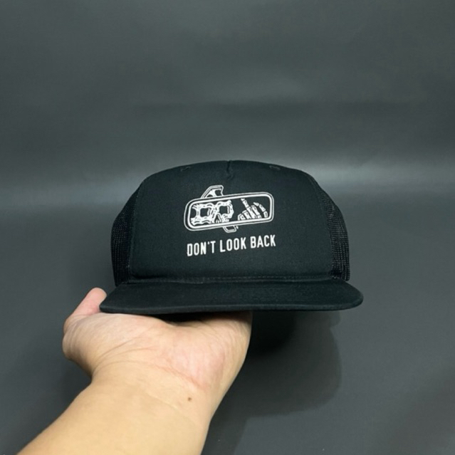 Lurking Class โดย Sketchy Tank อย่าดูกลับหมวก Trucker สีดํา