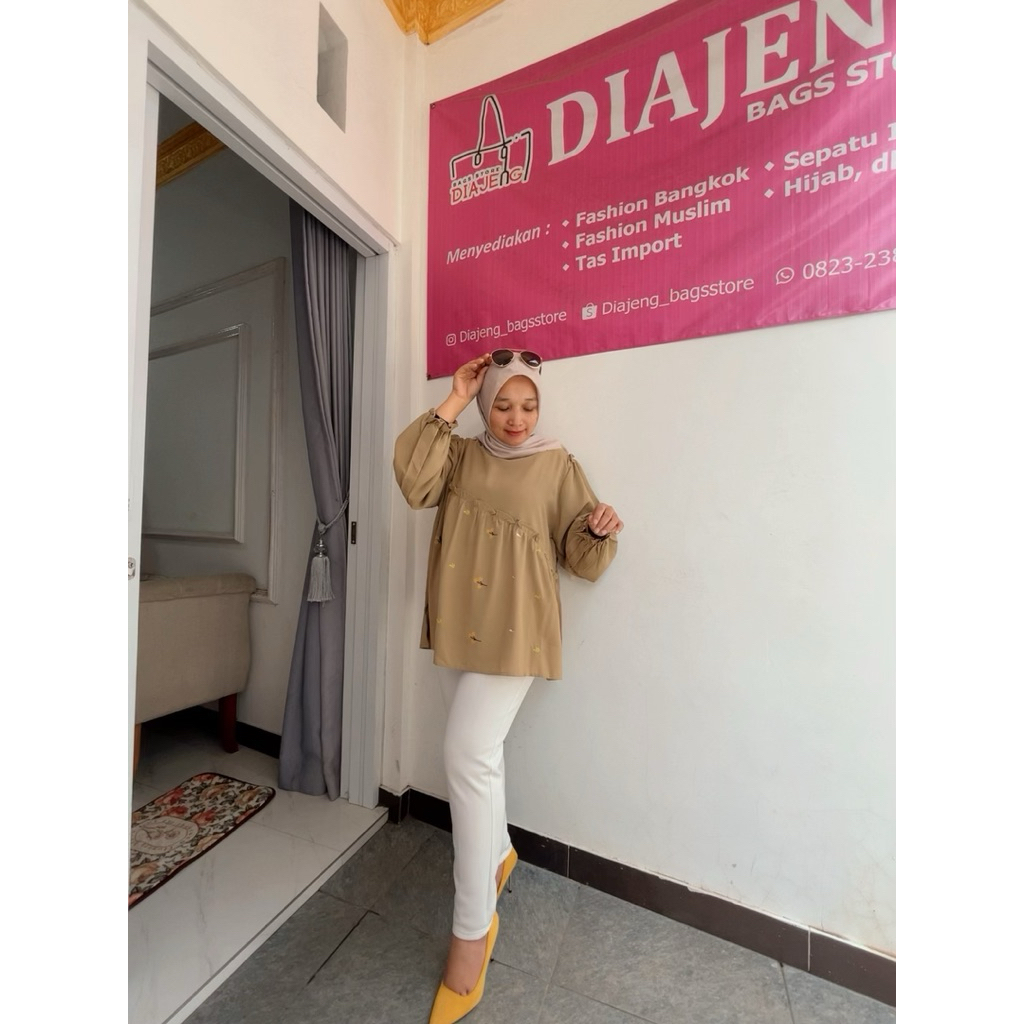 เสื้อเบลาส์ลายดอกปัก BKK เสื้อเบลาส์ BKK เสื้อเบลาส์นําเข้า