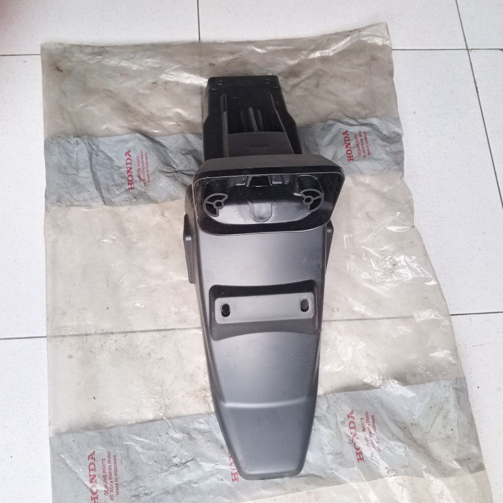 80100-GF6-2A0 บังโคลนหลัง Honda Win ของแท้ AHM