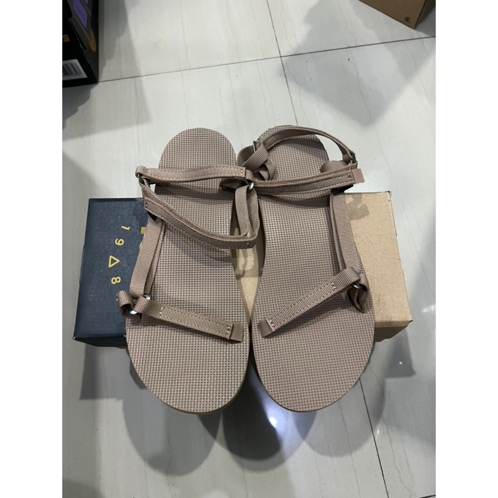 รองเท้าแตะ Teva Universal Slim Brown ของแท้ 100%