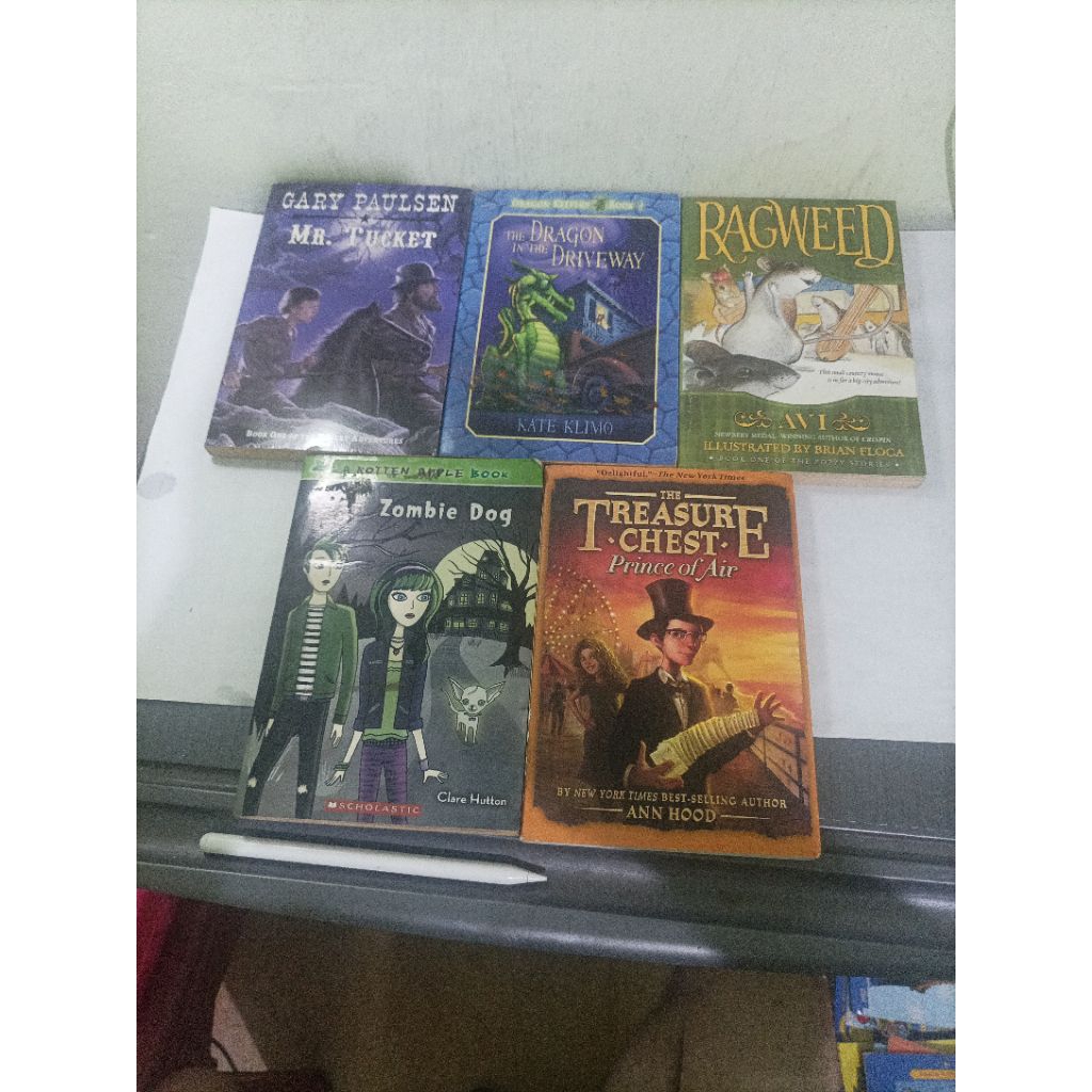 หนังสือเด็กนําเข้า The Treasure Chest Prince of air, A Rotten Apple Book Zombie Dog, Ragweed Avi, Dr