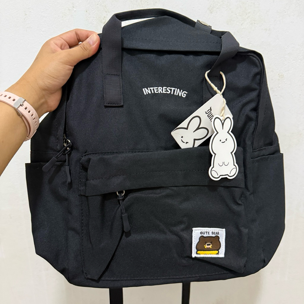 OHSOME Dunns Hangfook Backpack สีขาว/ดํา ดีไซน์ทํางานและมีสไตล์คลาสสิก