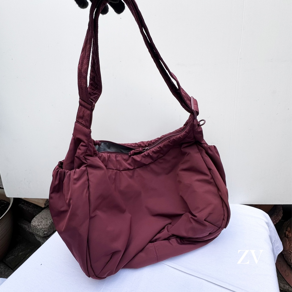 PRELOVED: OR UNIQLO PUFFY SHOULDER BAG, A BAG THAT FIT MANY COLORS, สีน้ําตาลแดง