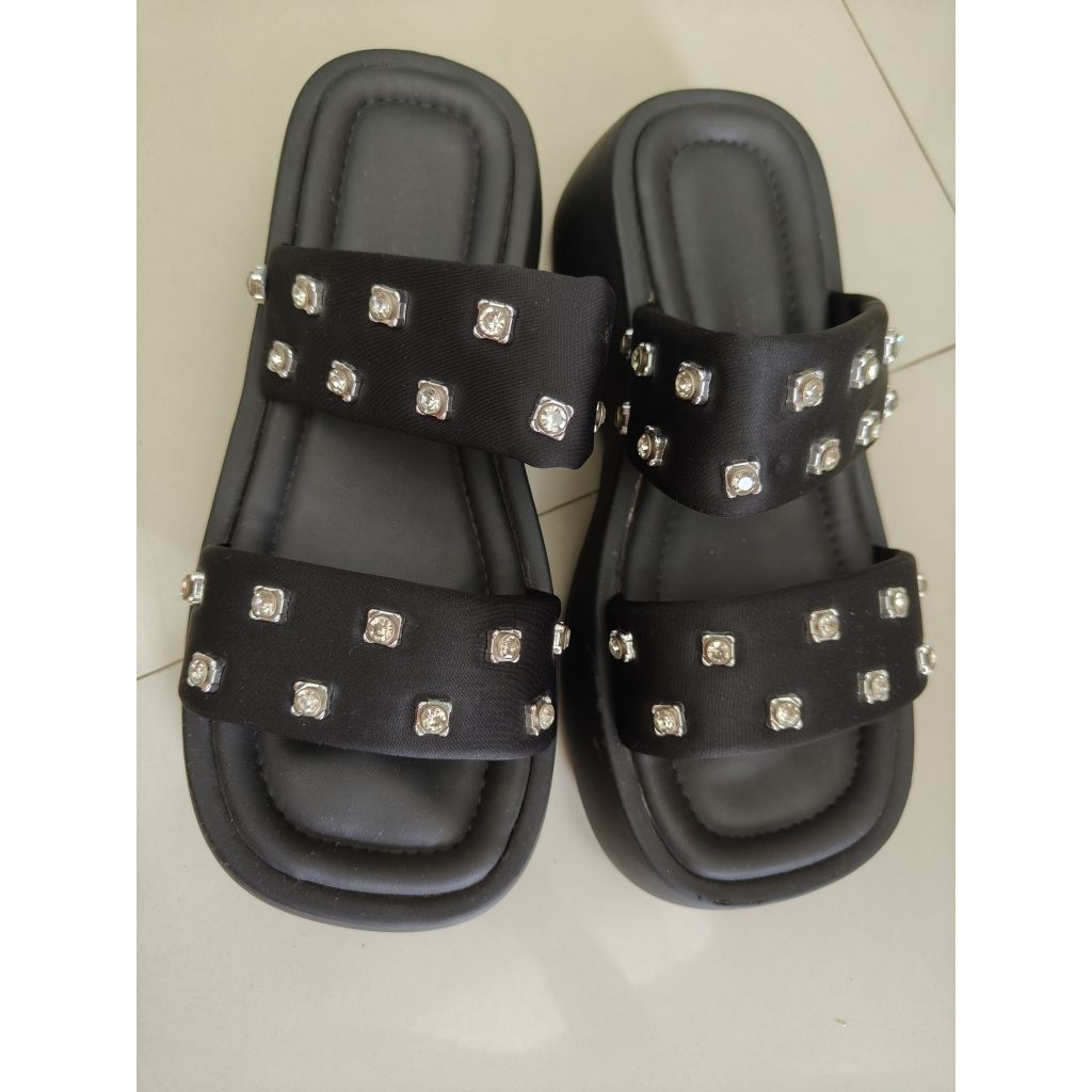 MIJILI รองเท้าแตะสไตล์สูง AUREL HERMANSYAH / รองเท้าแตะ WEDGE สีดํา PLATFORM ยี่ห้อ MIJILI P R3 L0 V