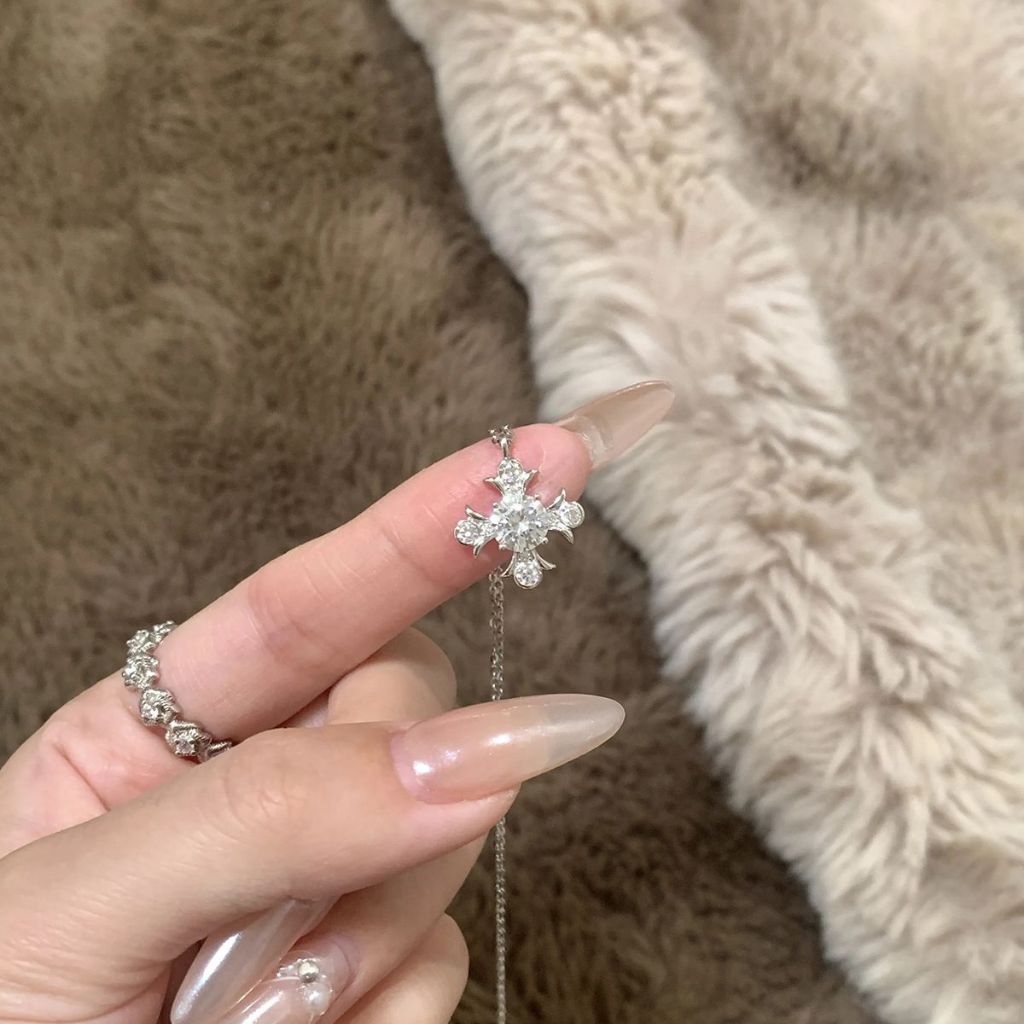 พระเจ้าช่วย! Jewelry.Shop - สร้อยคอผู้หญิง Cross Bloom สีเงินหรูหรา KS132