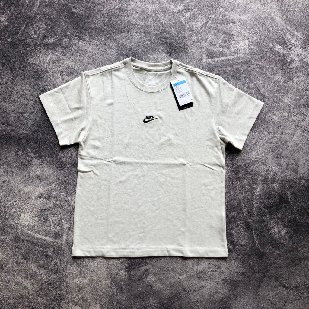 เสื้อยืด NIKE ESSENTIALS ดั้งเดิม