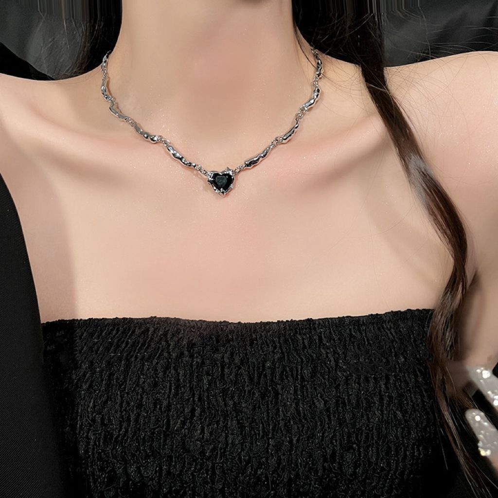 RCS - สร้อยคอไทเทเนียม y2k zircon love สร้อยคอแฟชั่นสตรีสีดําหรูหราดีไซน์หัวใจมีสไตล์