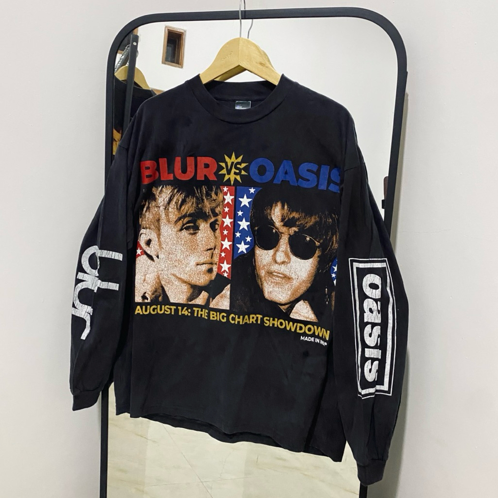 เสื้อยืดแขนยาว Blur vs Oasis – The Big Chart Showdown