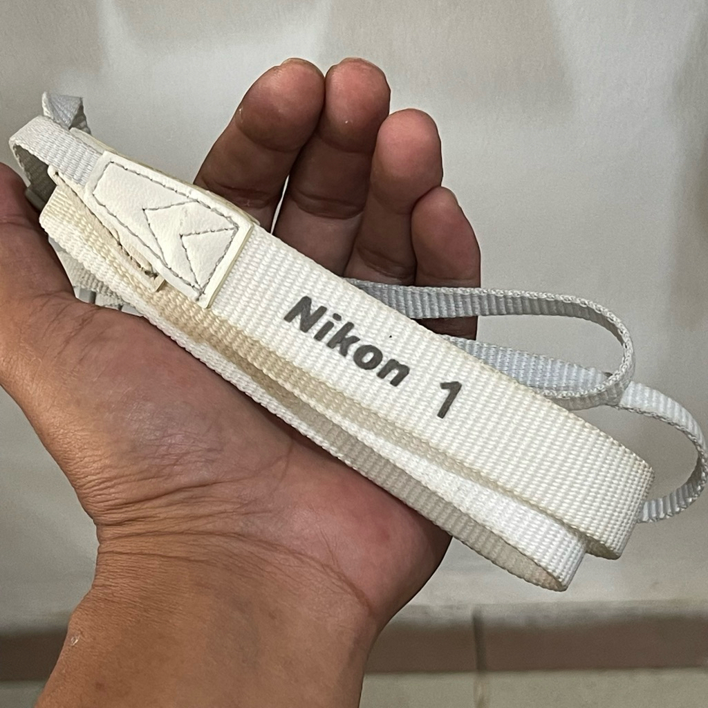 ถอดสายคล้องกล้อง nikon J1 J5 ดั้งเดิม