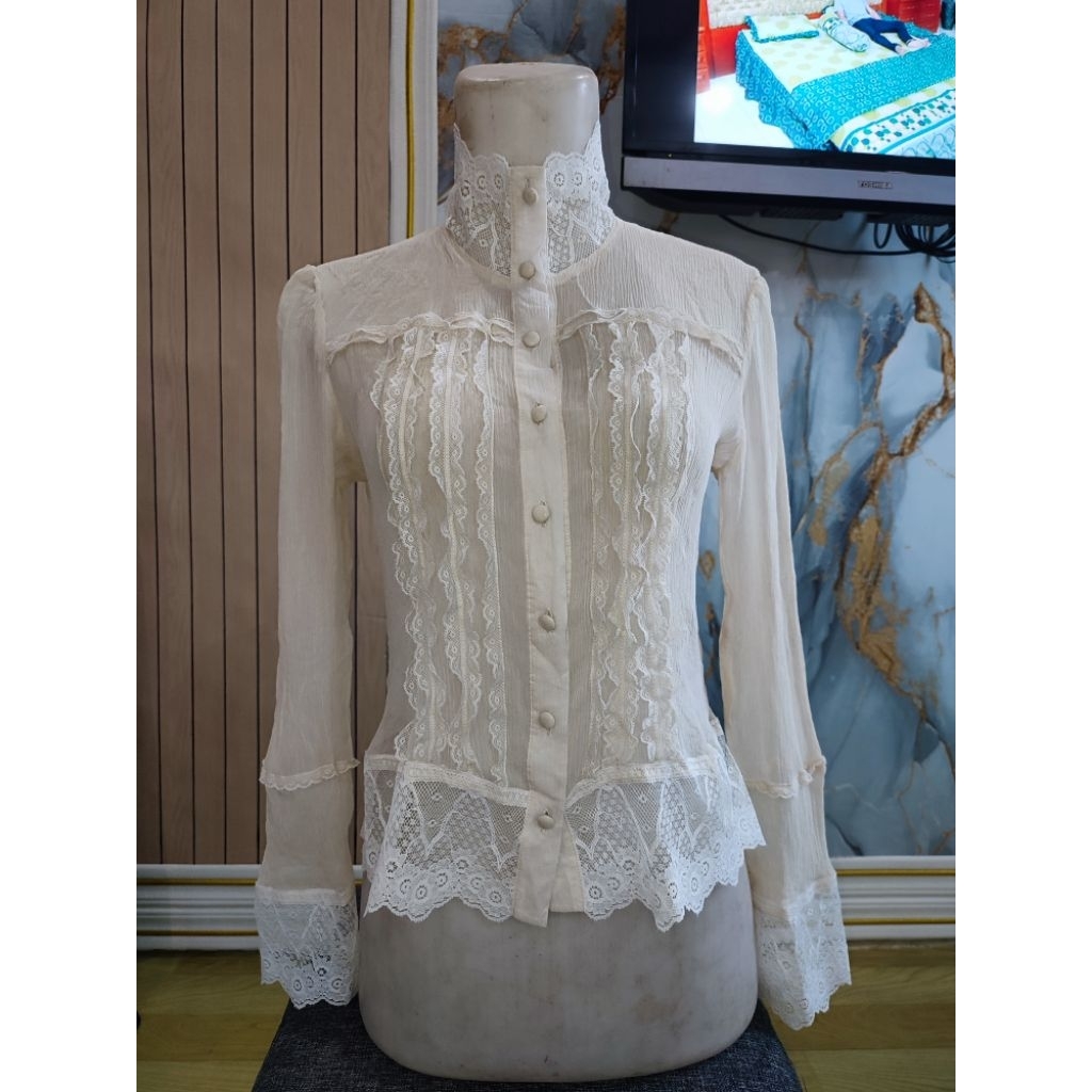 PRELOVED TOP HIGH NECK RUFFLE AESTHETIC STYLE/LACE TOP/RUFFLE/AESTETIC/CREAM/OVERJEANS/VICTORIAN