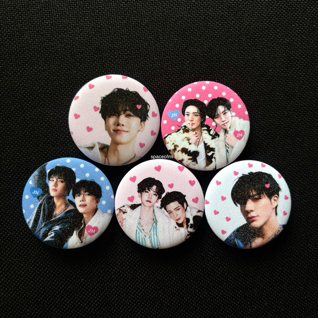 [ซื้อ 2 สําหรับมากกว่า SAVINGS] เข็มกลัดปุ่มพินแวววาว NCT JNJM BOTH SIDES VER 2 by spaceofmi - น่ารัก สีชมพู