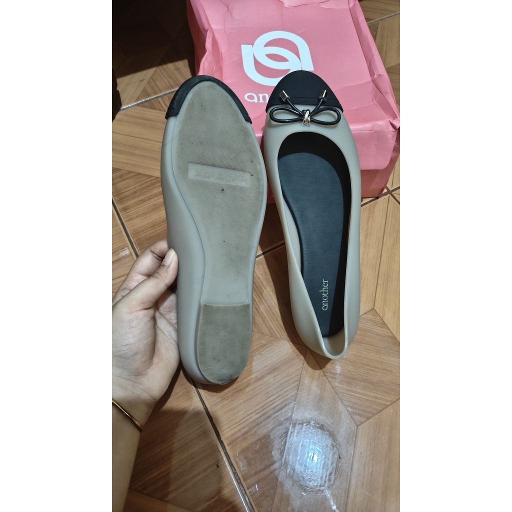 อีกหนึ่งรองเท้า Clarybel taupe