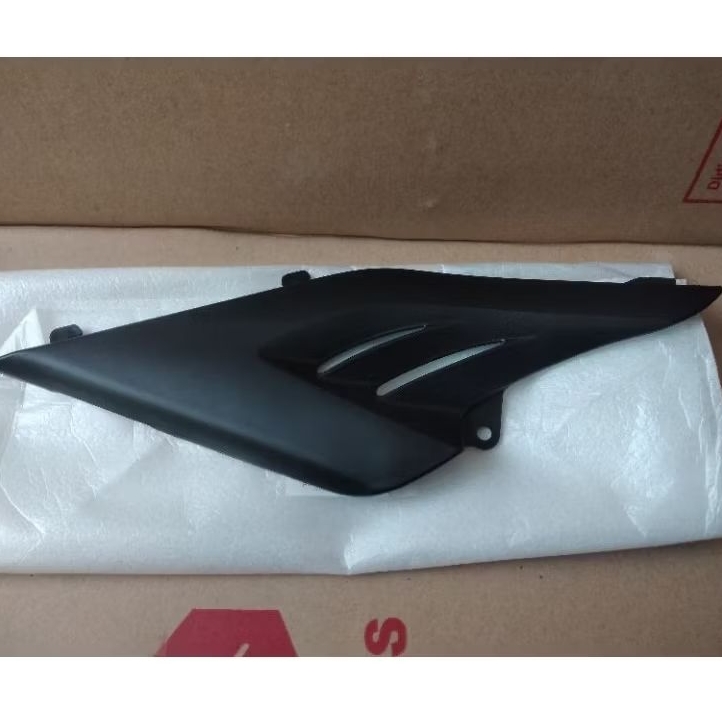 ฝาครอบ RIGHT FIN SUZUKI SATRIA 2-STOKE DUMBA ORIGINAL SGP 47131-21D80-888