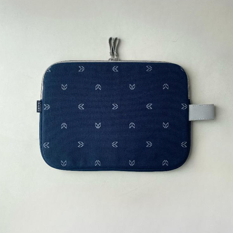 Arrow Navy Canvas Living 14 นิ้ว Laptop Sleeve