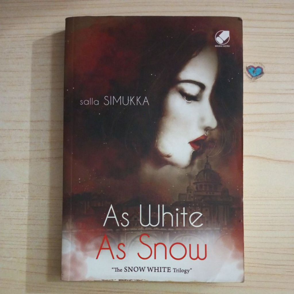 AS WHITE AS SNOW THE SNOW WHITE TRILOGY โดย SALLA SIMUKKA