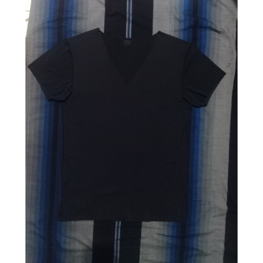 เสื้อยืดคอวี Uniqlo Airism SZM