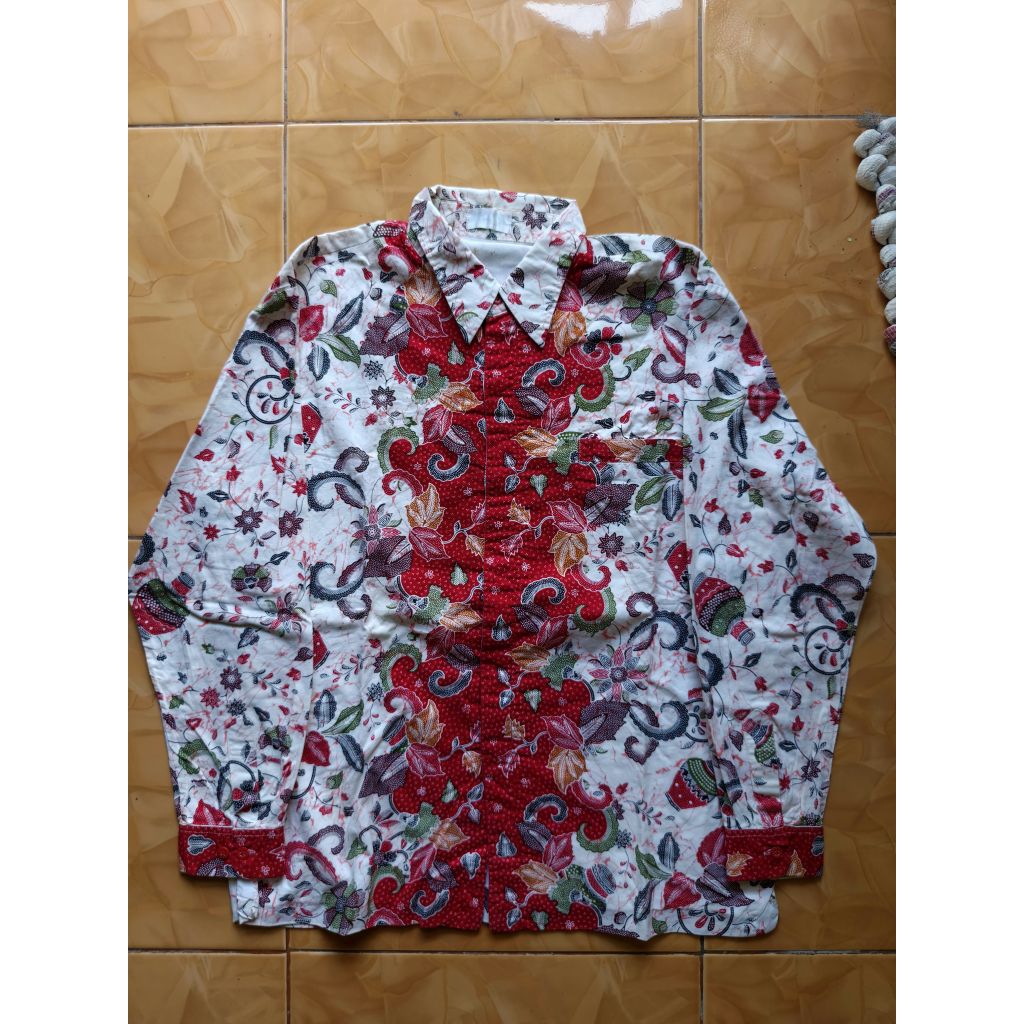 KATUN MERAH HIJAU Hana Brand ผ้าบาติกผ้าฝ้ายผู้ชาย เนื้อหนา สีขาว แดง เขียว ลายไม่ซ้ําใคร ไซส์ L แขน