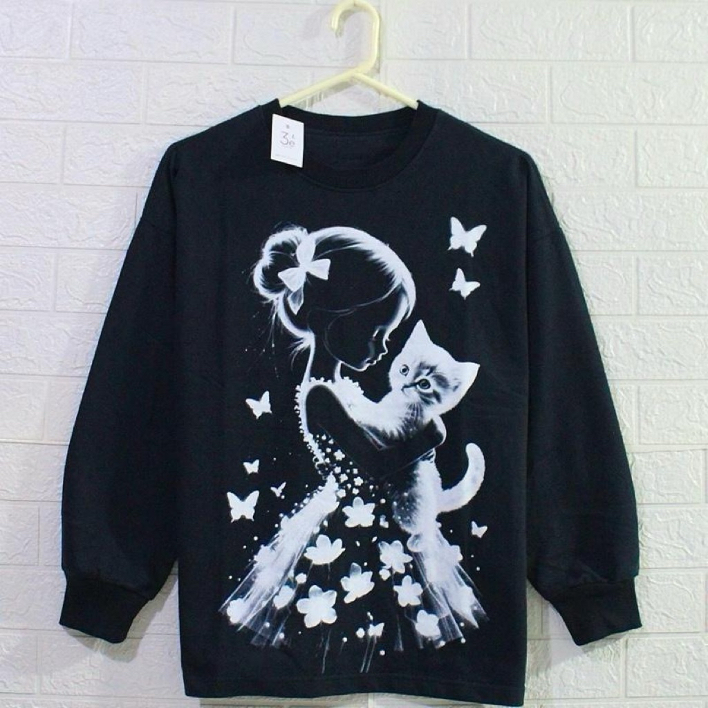 Triple E - เสื้อสเวตเตอร์โอเวอร์ไซส์สีดําเรียบง่าย KITTY GIRL
