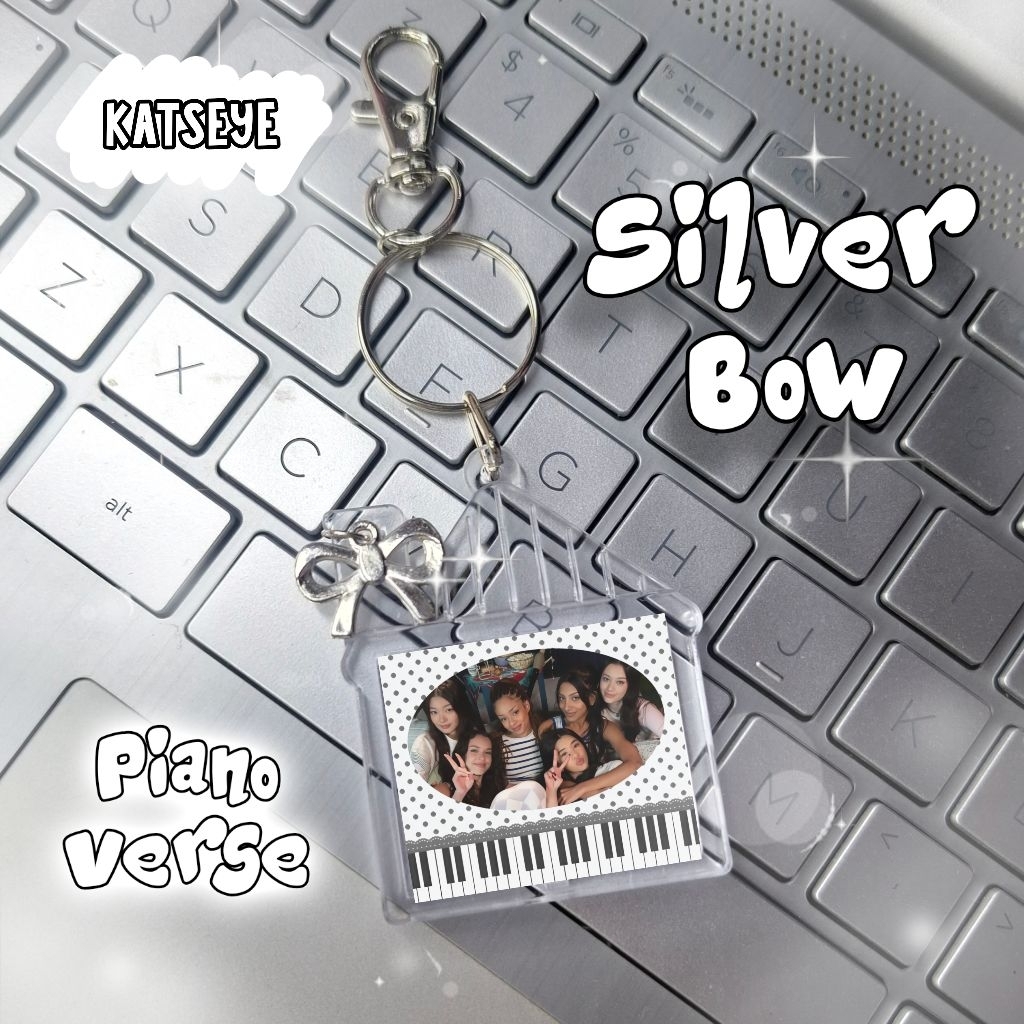 KATSEYE Silver Bow Piano Verse KEYCHAIN โดย: Cutiebyraa