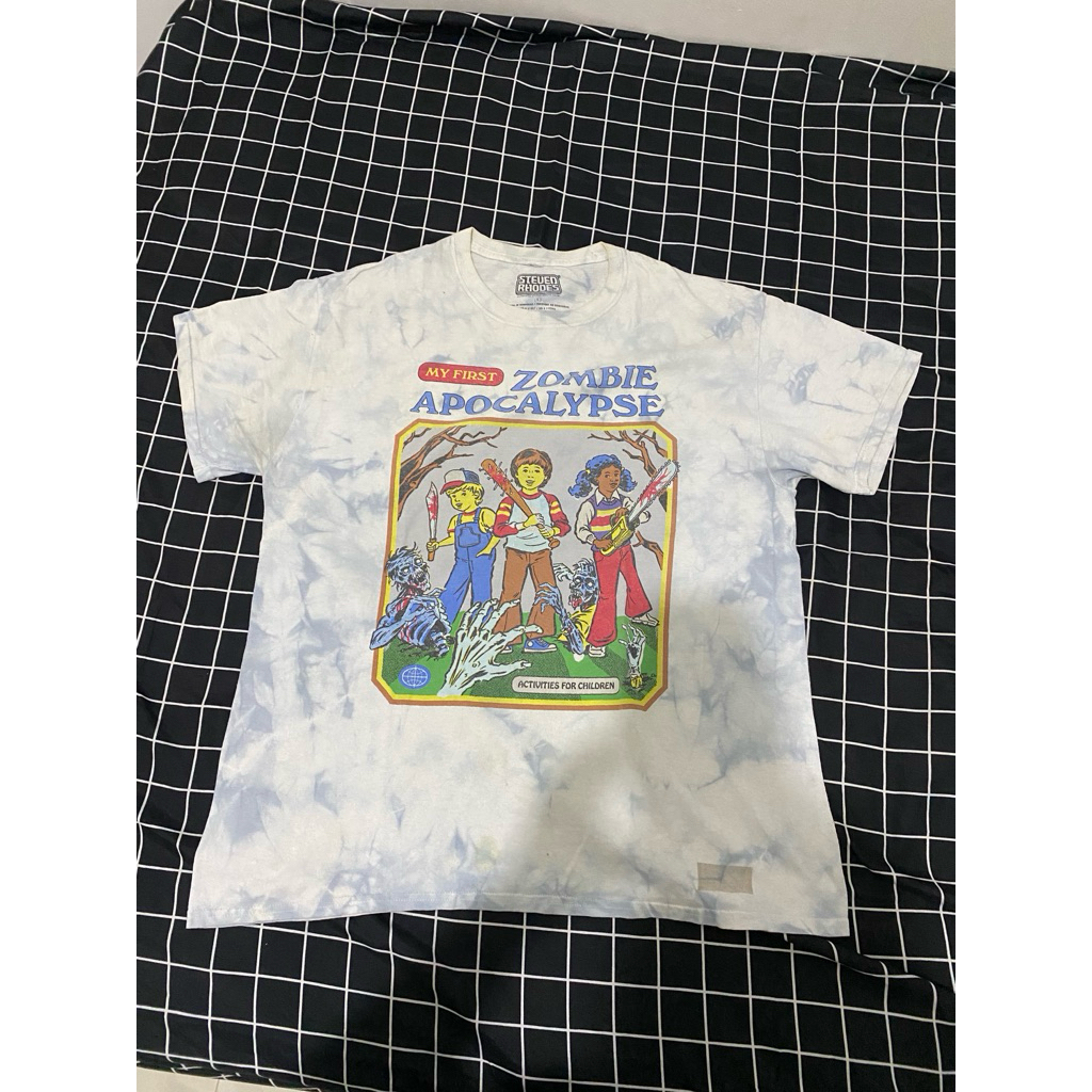 เสื้อยืดกราฟิก My First Zombie Apocalypse Tie Dye – เสื้อยืดสตรีทแวร์ที่ไม่ซ้ําใคร