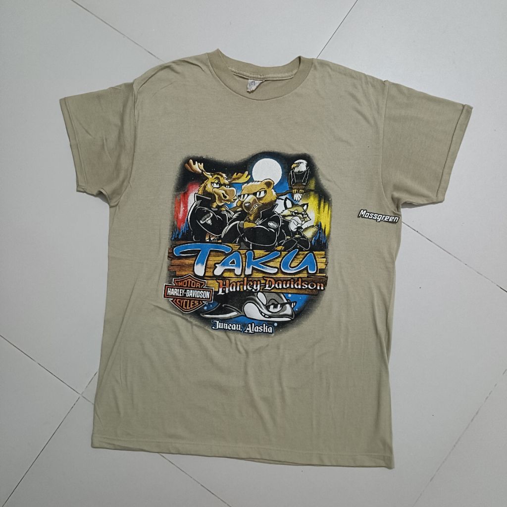 เสื้อยืดศิลปะ Harley Davidson พร้อม taku juneau เขียน Alaska แท็กต่ํา (71x108)