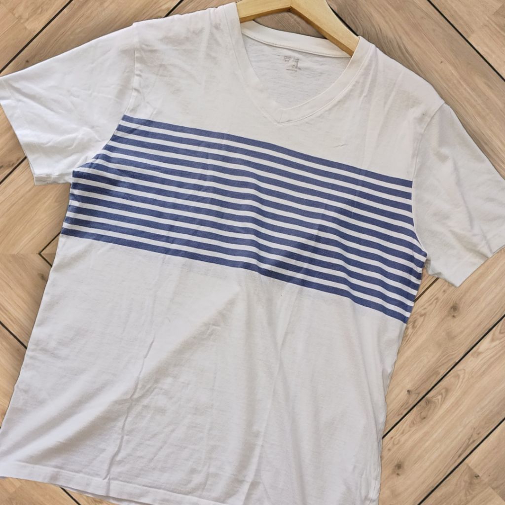 GAP เสื้อยืดแขนสั้นคอวีลายทาง