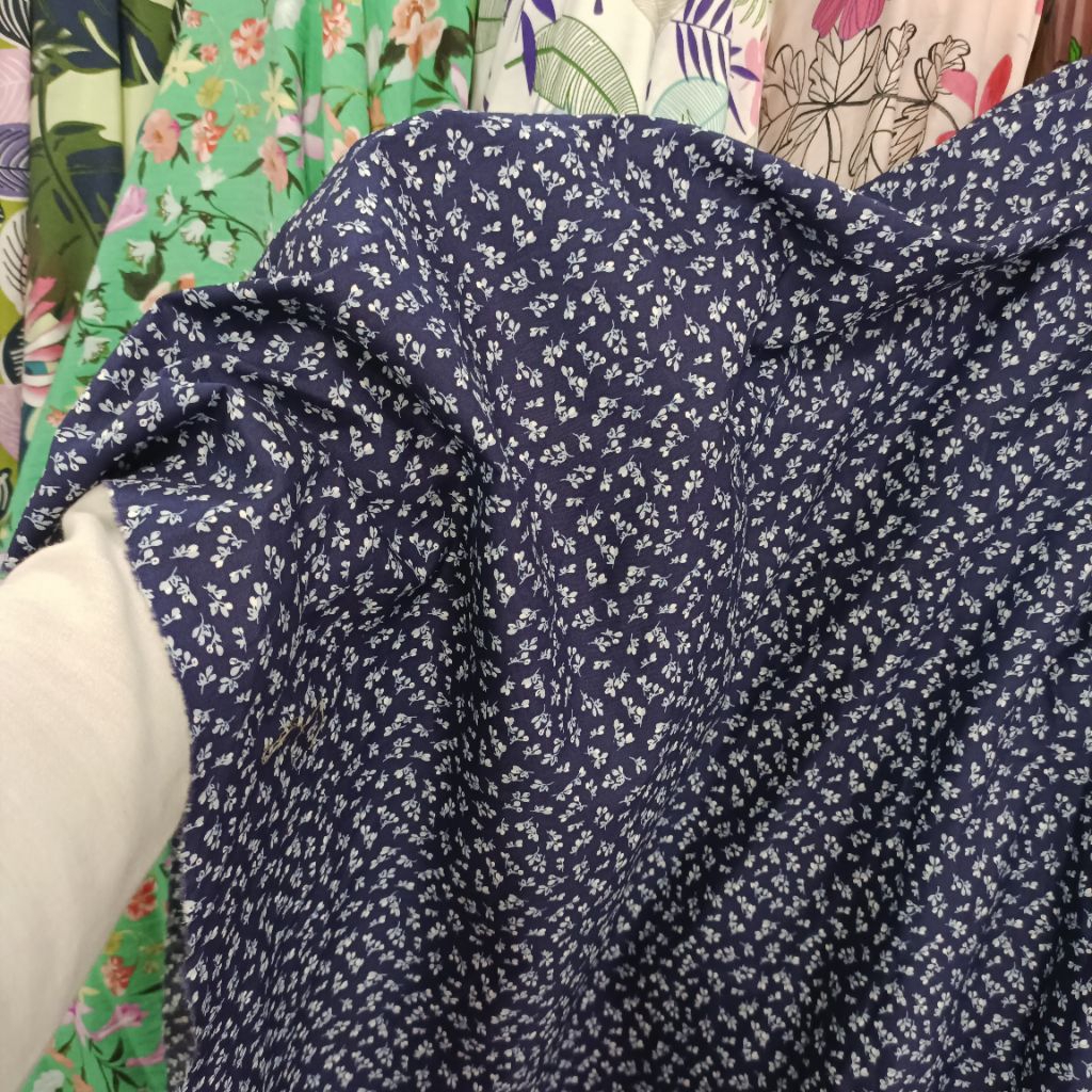 KATUN Silky Cotton with small floral motif - ผ้าคอตตอนพรีเมี่ยมเต็ม - ผ้าฝ้ายเนื้อนุ่ม เย็นสบาย สําห