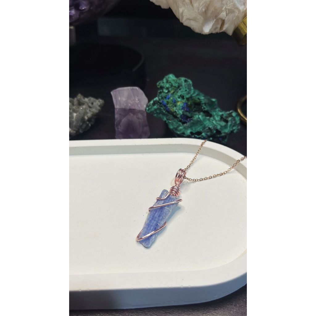 Blue Kyanite ดิบธรรมชาติ Handmade Wire Wrap สร้อยคอจี้โรสโกลด์ | หินคริสตัลแท้หรูหราและไม่ซ้ําใคร