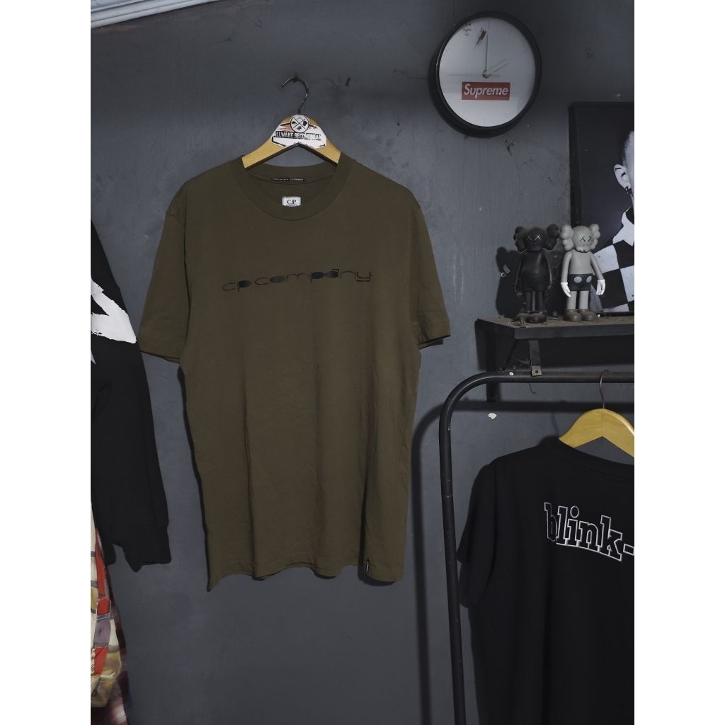 เสื้อยืด CP Company Comics & Cars Army