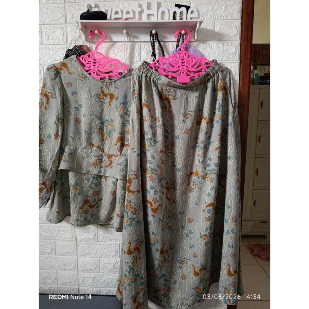 ชุดกระโปรงผ้าบาติกของเราสําหรับต้นฉบับ zalora