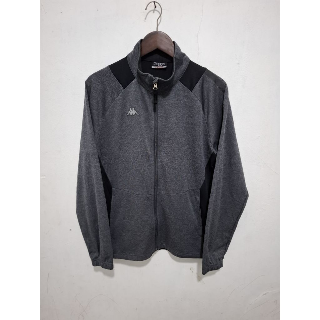 เสื้อแจ็คเก็ต Kappa สีเทาเข้มพร้อมแพทช์ยาง
