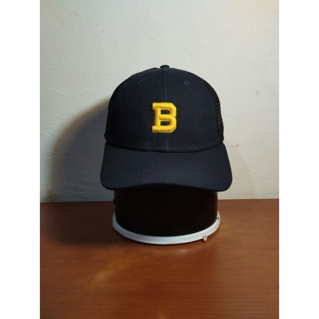 New Era Trucker Hat LOGO B Likenew