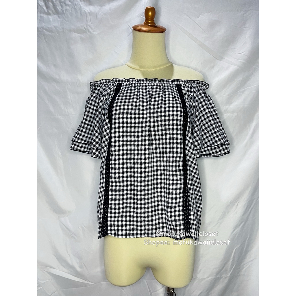 [READY Daily Kawaii Y2K Coquette Mori Goth Vintage Outfit] เสื้อ Sabrina ปิดไหล่ Gingham Lace สีดําส