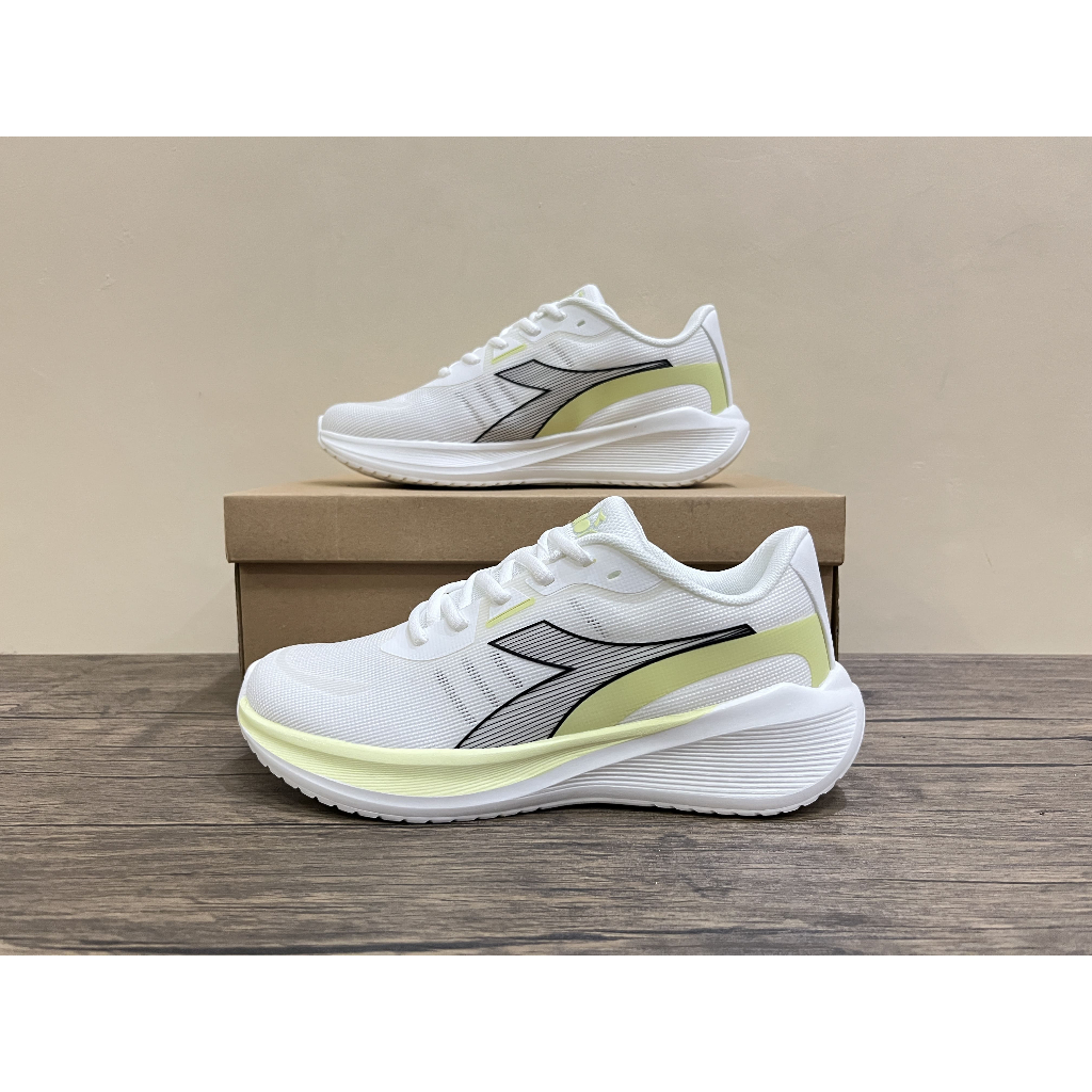 รองเท้าลําลองผู้ชาย Diadora Nakara White ดั้งเดิม