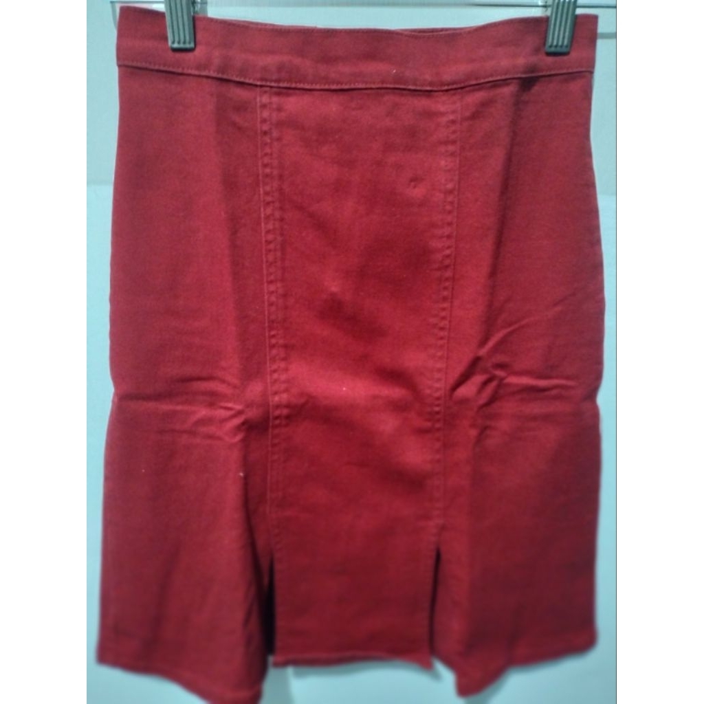 MERAH กระโปรงยีนส์สีแดง เหมือนใหม่ P 52 cm, LP 62 cm หรือ 24 นิ้ว