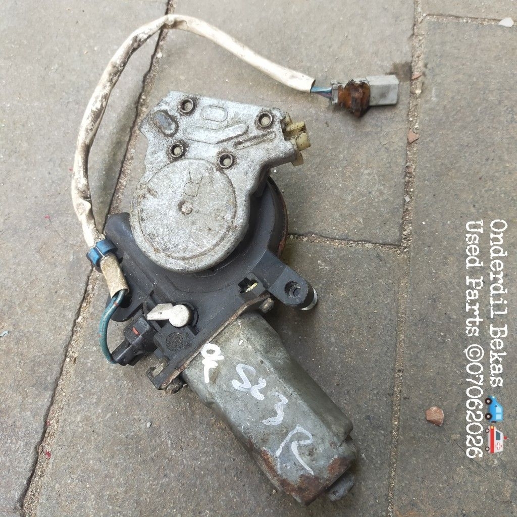 ไดนาโมกระจกหลังขวา Honda Odyssey ra6 2002