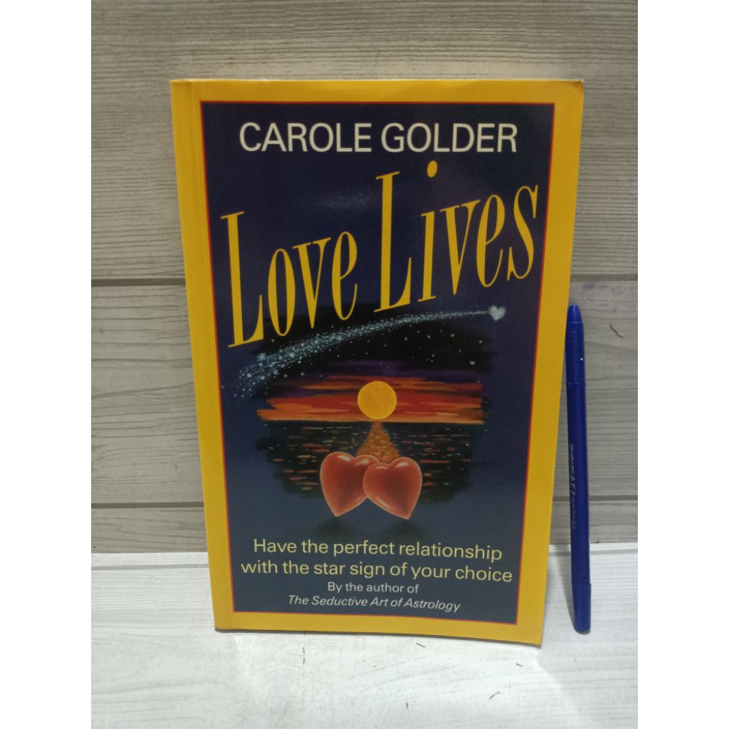 LOVE LIVES โดย CAROLE GOLDER
