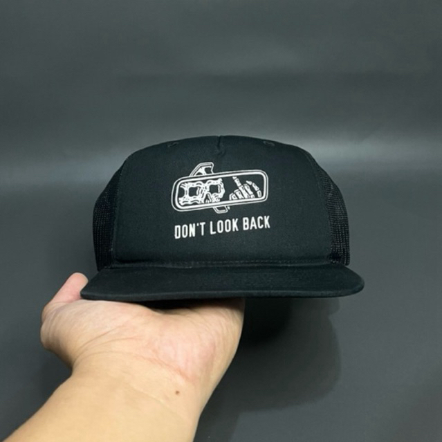 Lurking Class โดย Sketchy Tank อย่าดูกลับหมวก Trucker สีดํา