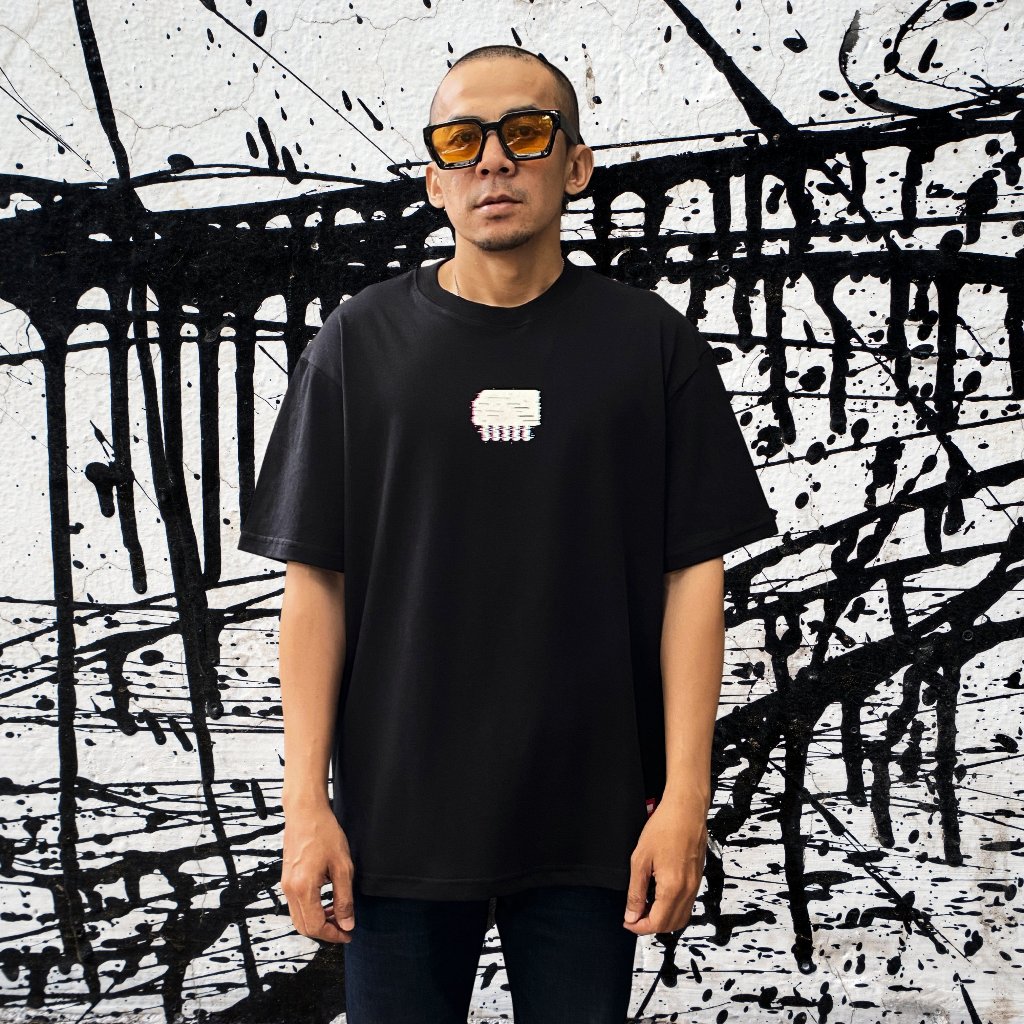 เสื้อยืดสีดํา Oversize Front Log เสื้อยืด Oversize 20s