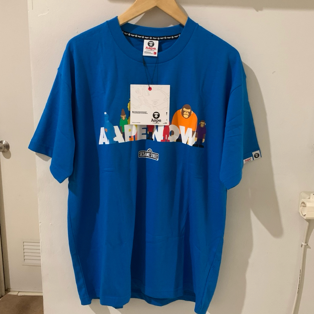 เสื้อยืด AAPE ดั้งเดิม - AAPE x SESAME STREET AAPE NOW เสื้อยืดอาบน้ํา - เสื้อยืด bape สีฟ้า