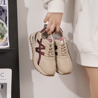 Sepatu Olahraga Kasual Wanita Gaya Baru Sepatu Lari Sol Lembut Anti Selip Hang out Merah Coklat