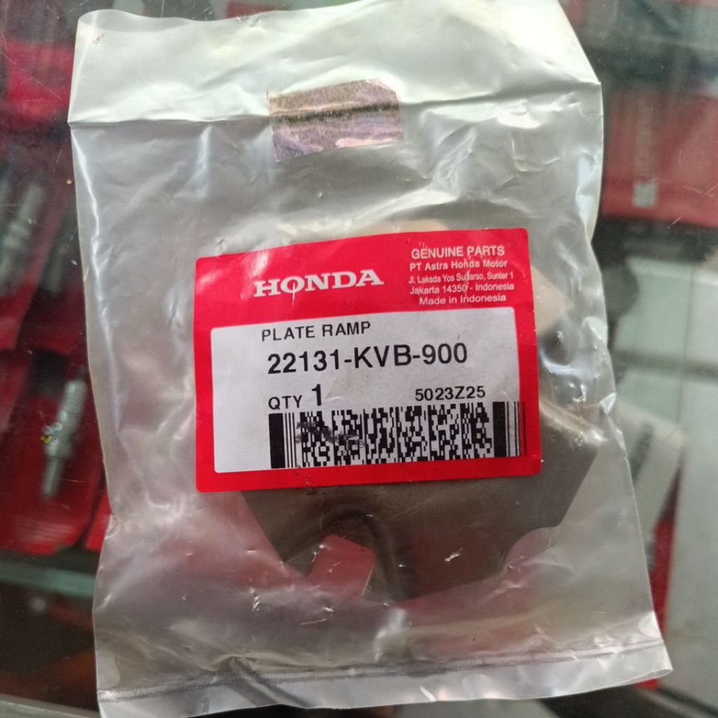 22131-KVB-900 PLATE RAM ROLLER HOUSING COVER BEAT SCOOPY FI ESP ORIGINAL