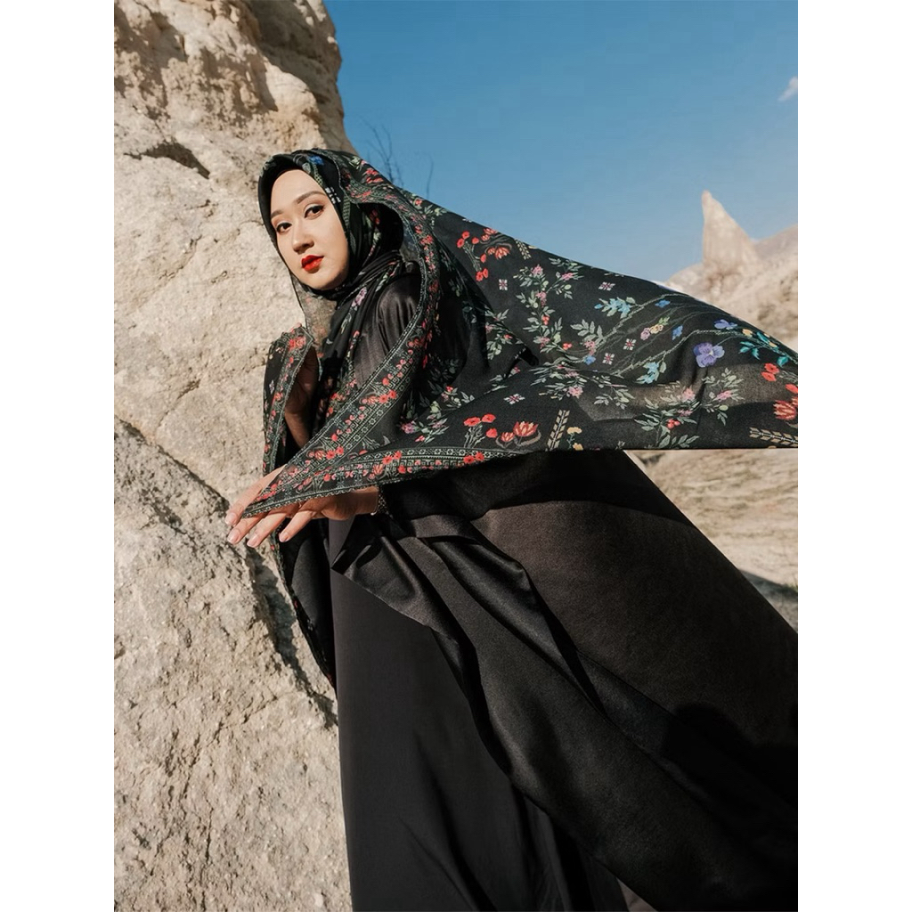 PRELOVED Rainbow Love Kohl & Zaytun Scarf - Tatreez Series สําหรับ Raya