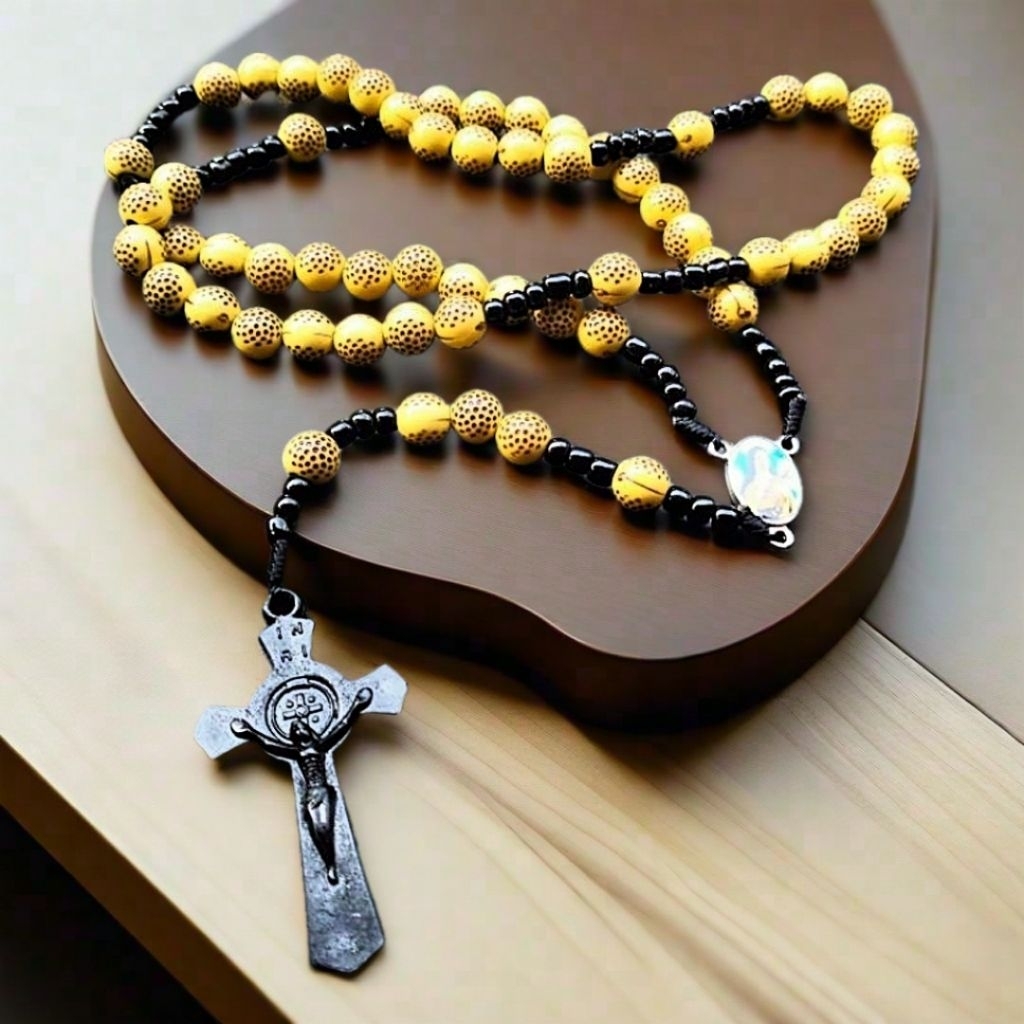 R31 CATHOLIC CROSS WOODEN MOTIF PEARL ROSARY