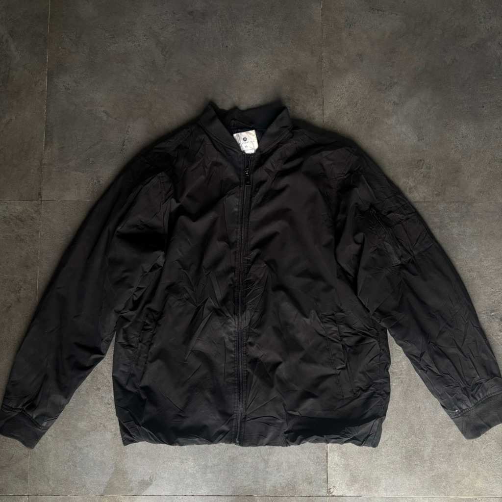 ฟื้นฟู Black Bomber Jacket Man