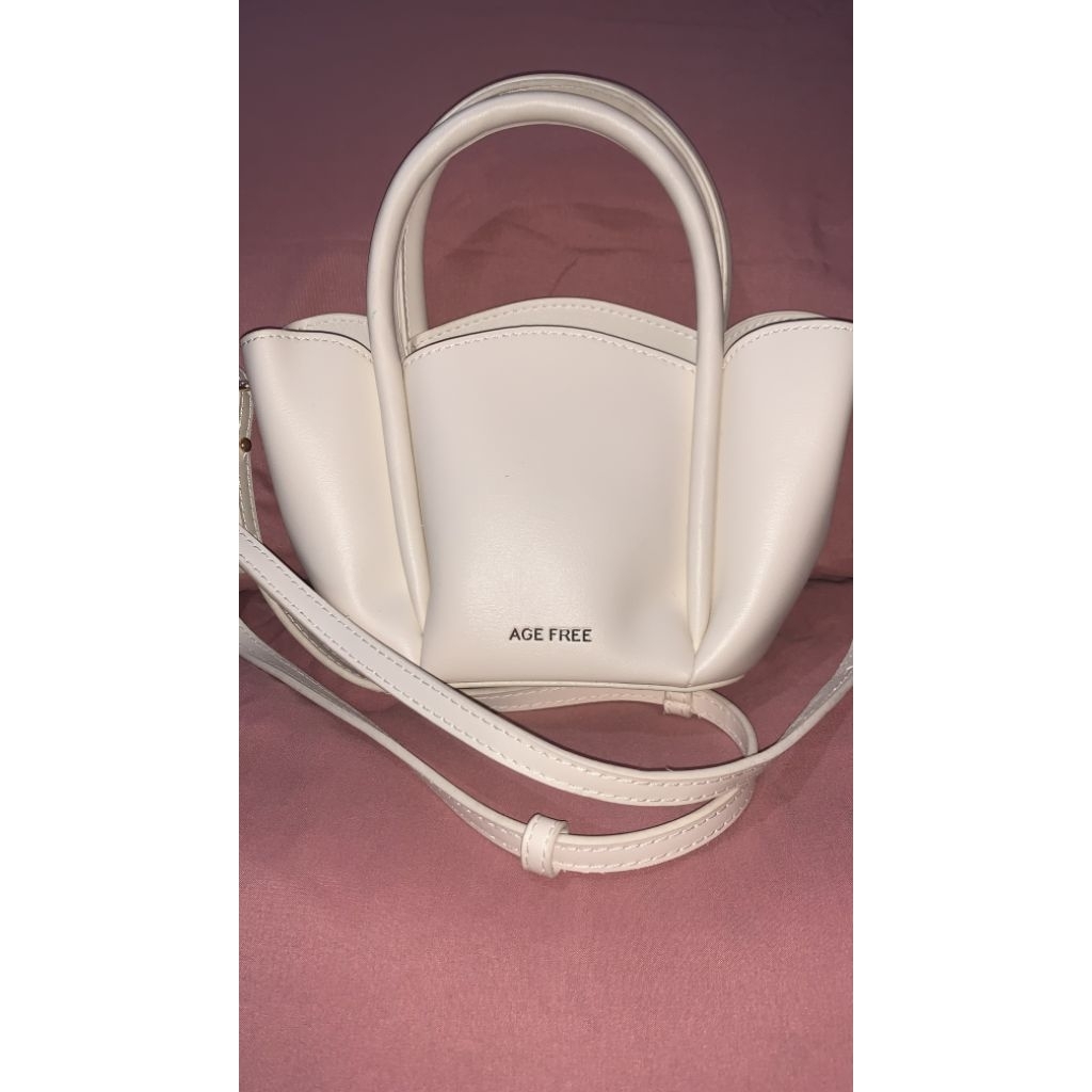 กระเป๋าสะพาย Age Free (PRELOVED)