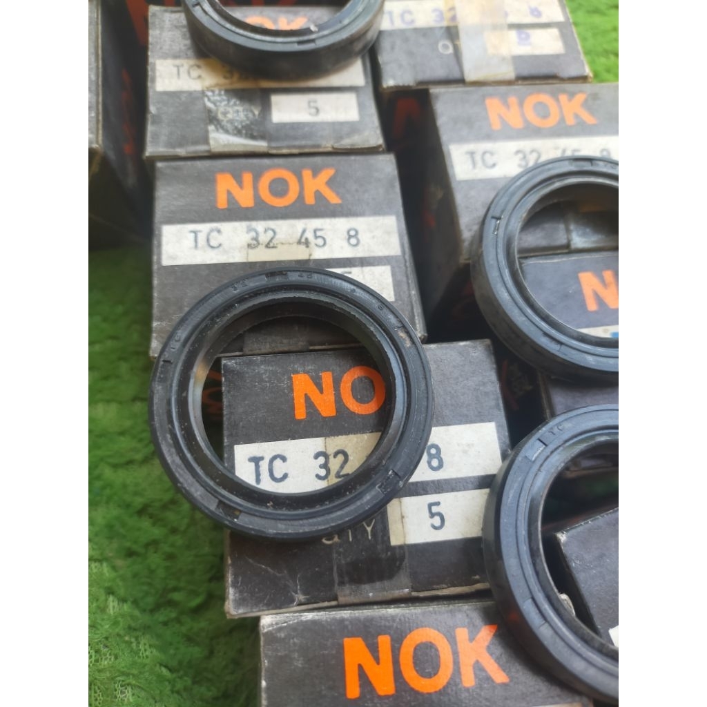 NOK ซีลน้ํามัน TC 32 45 8 NOK TC 32x45x8 ซีลซิลก๊อก