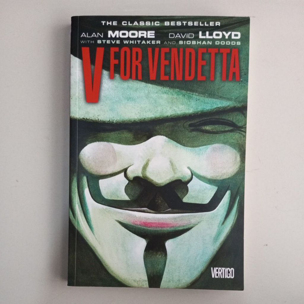 COMIC V FOR VENDETTA BY ALAN MORE AND DAVID LLOYD