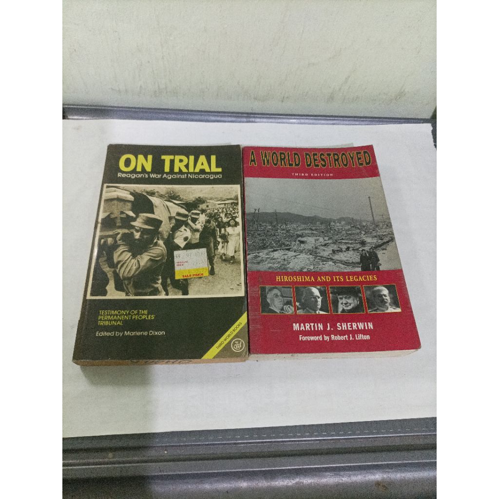 หนังสือนําเข้า A โลกทําลายฮิโรชิมะกับโรคกาย (Martin J Sherwin) และ On Trial Reagans War Against Nica