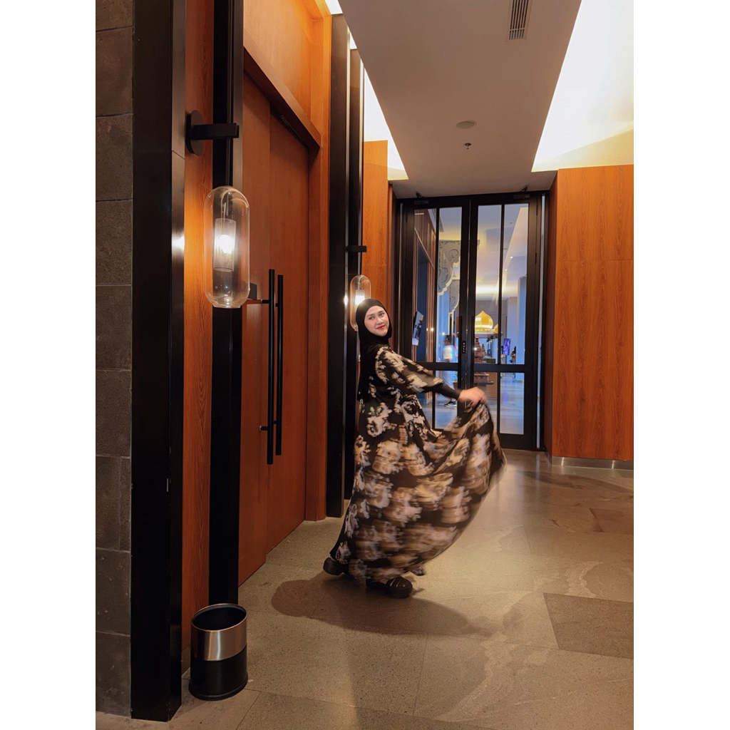 Gewa Dress - เดรสกิโมโนสีดําแขนบอลลูนผ้าไหมซาตินพรีเมียม by Rayanaya